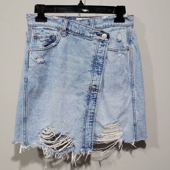 Free People‎ Denim Skirt Size 26 Mini Parker Asymmetrical Cross Front Distressed - Picture 1 of 10